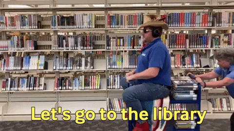 homme s'amusant dans une bibliothèque