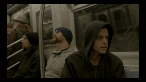 Hacker dans le métro, angoissé